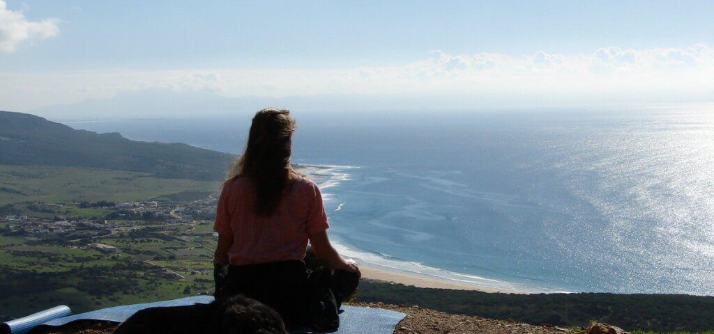 Meditieren mit Blick aufs Meer