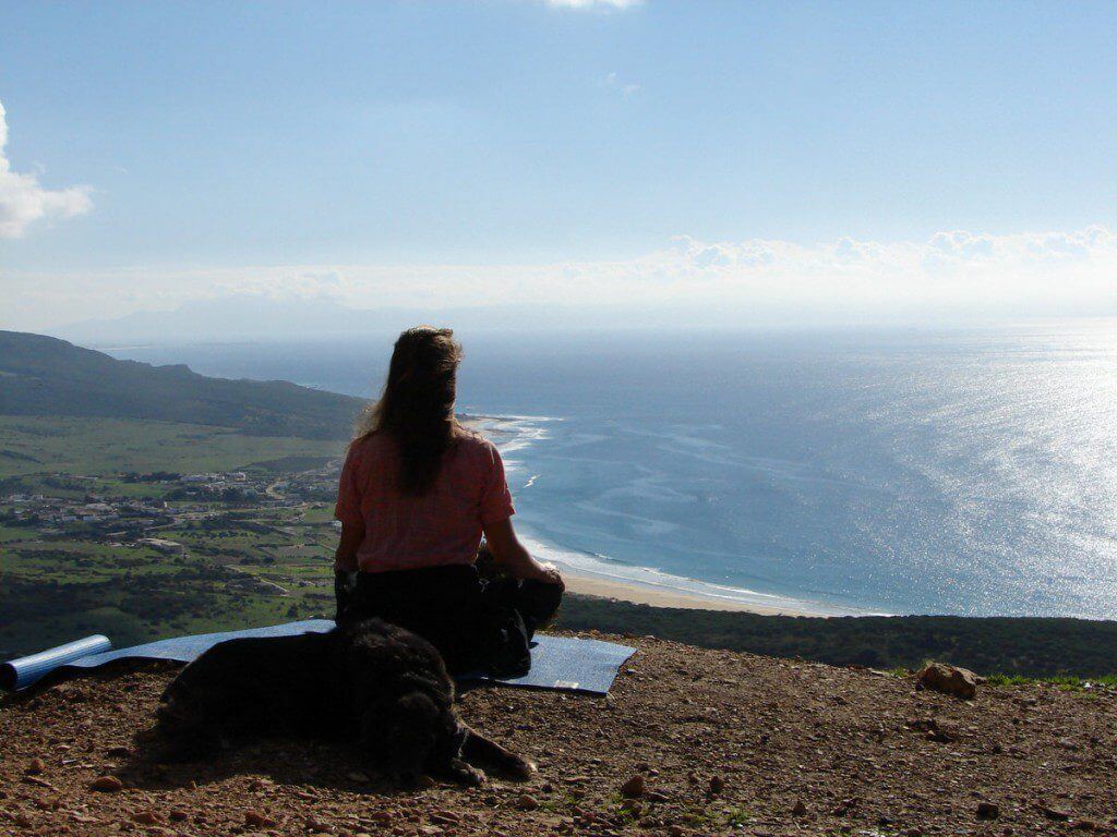 Meditieren mit Blick aufs Meer