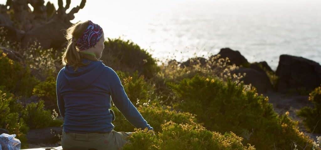 kurze Meditation auf dem Crashpad mit Blick auf den Ozean