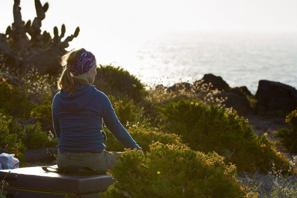 kurze Meditation auf dem Crashpad mit Blick auf den Ozean
