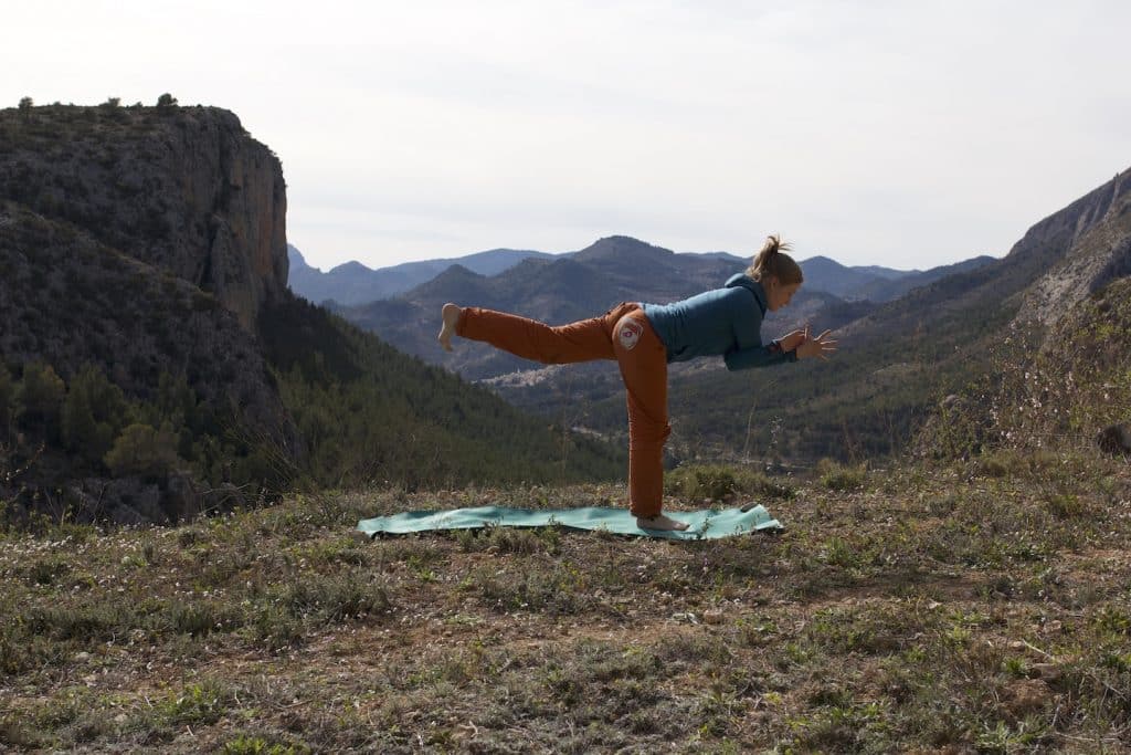 Yoga-Retreat Gleichgewichtsübung outdoor mit fantastischer Felsumgebung