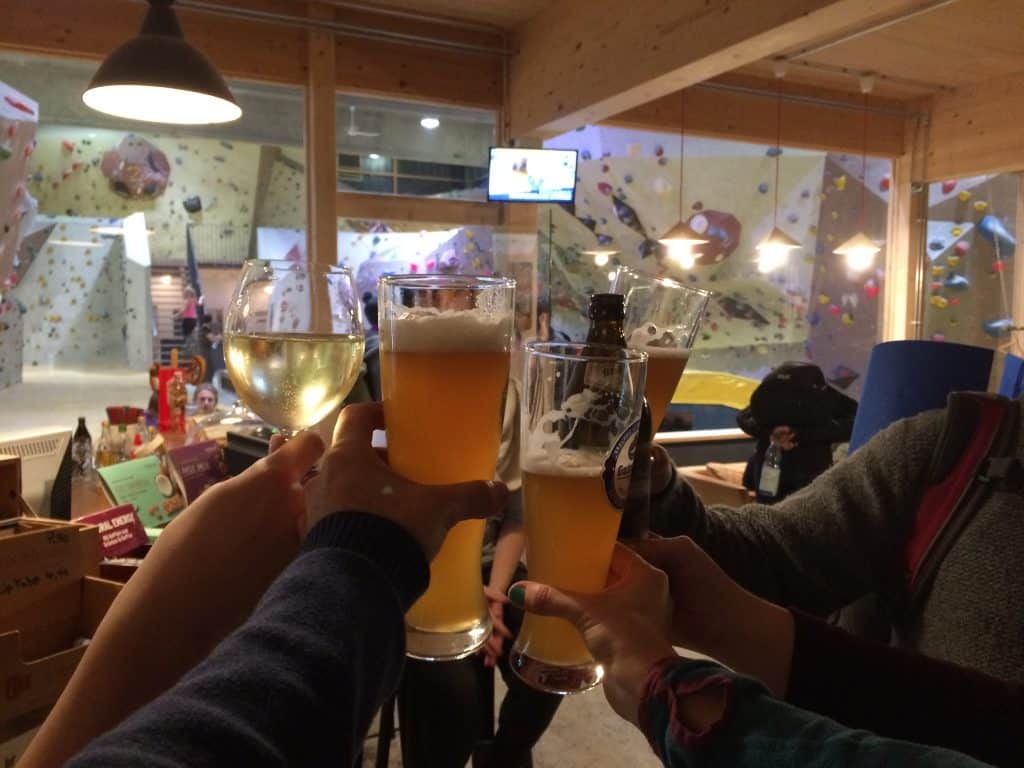 Bouldern im Winter feiern mit alkoholfreiem Bier und Wein